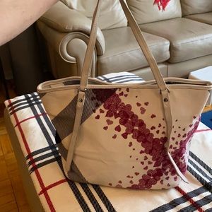 Burberry Canterbury love tote